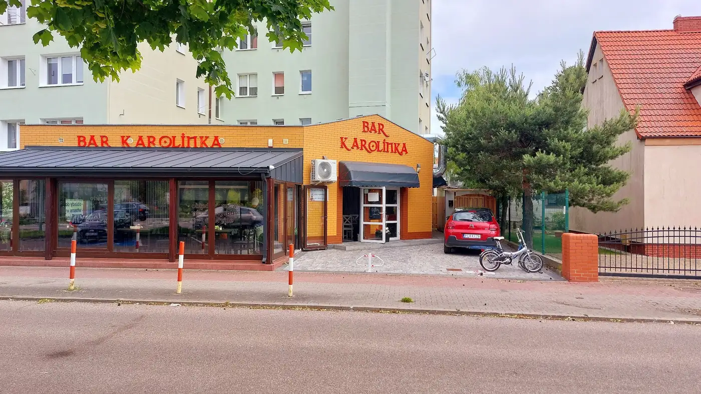 Pomarańczowy budynek z napisem Bar Karolinka przy ulicy Kościuszki w Ustce