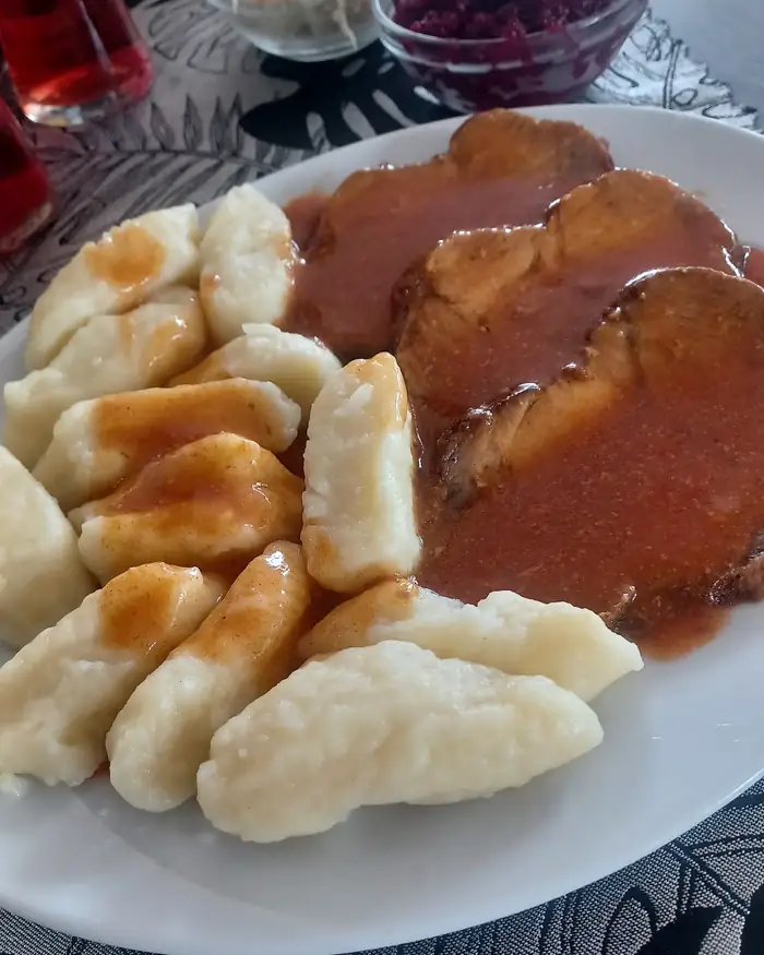 Plastry mięsa w sosie z kopytkami i surówkami