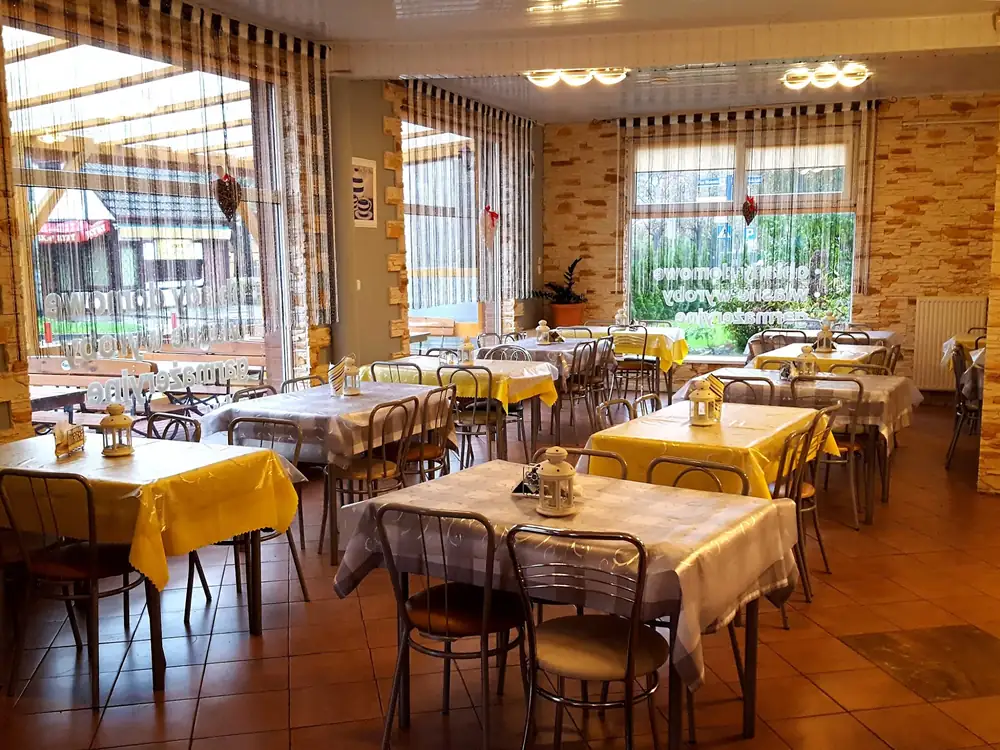 Sala z ceglanymi ścianami i dużymi oknami