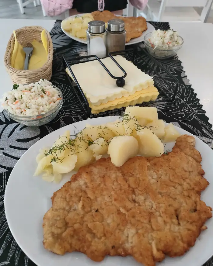 Duży kotlet schabowy z ziemniakami, frytkami i surówkami